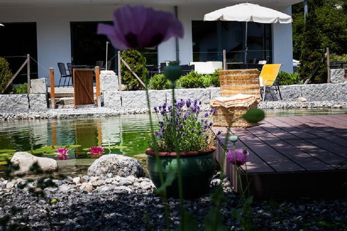 Hotelpark mit Natur-Badeteich Hotelpark mit Natur-Badeteich